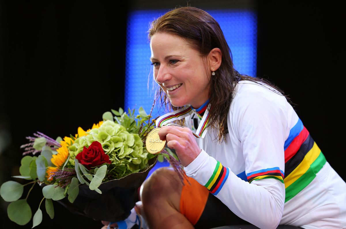 The smiling world champion, Annemiek van Vleuten with her gold medal