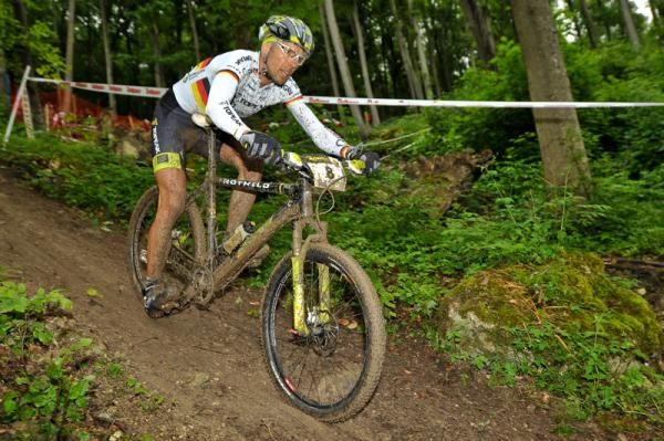 Wolfram Kurschat (Topeak Ergon) rides the technical downhill section