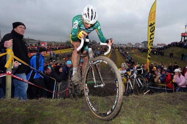 Sven Nys (Landbouwkrediet) powers up a short incline.
