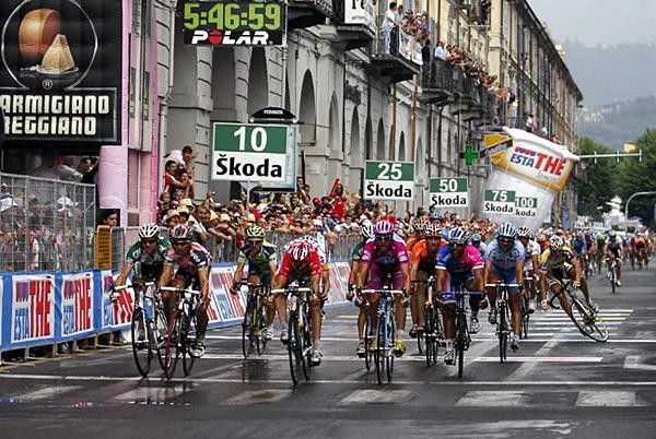 The sprint crashes starting with Nikolai Trusov (Tinkoff Credit Systems)