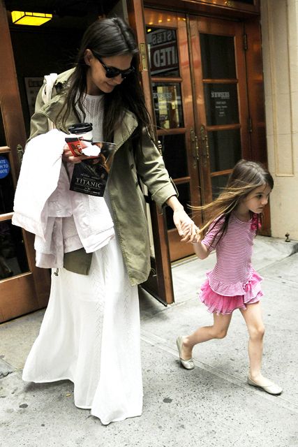 Suri Cruise, Katie Holmes, Katie Holmes daughter, Suri Cruise and Katie Holmes, Tom Cruise, Tom Cruise daughter, Suri Cruise fashion, Suri Cruise style, Suri Cruise pictures, Suri Cruise birthday, Suri Cruise photographs, Tom Cruise and Katie Holmes,celeb