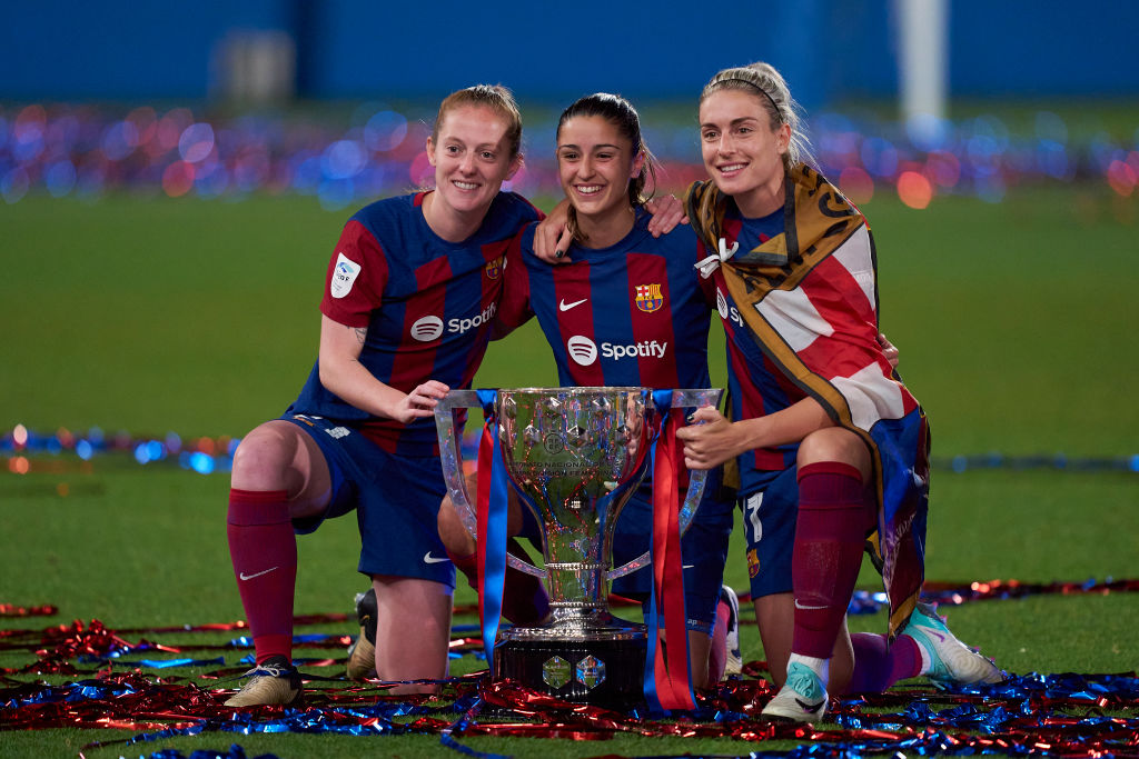 Keira Walsh, Jana Fernandez and Alexia Putellas with the LigaF Trophy in 2024