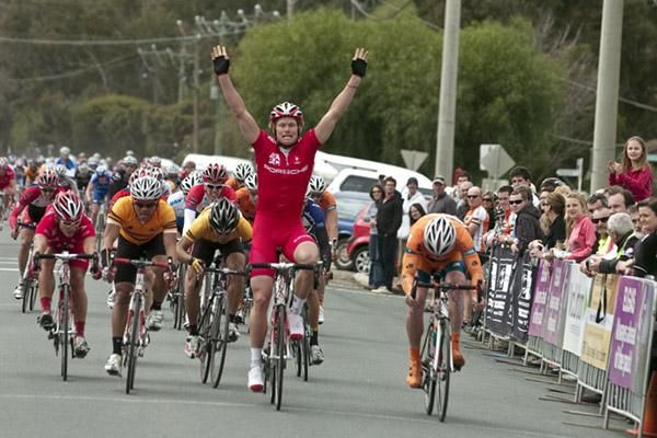 Stuart Shaw (Drapac Porsche) takes out the first stage of the tour in Rochester.