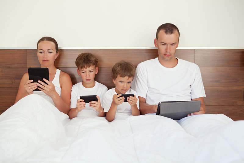 kids playing mobile games