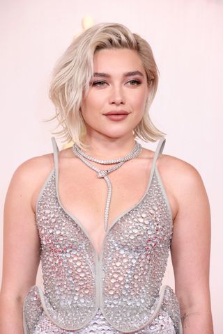 Florence Pugh bobs for thick hair