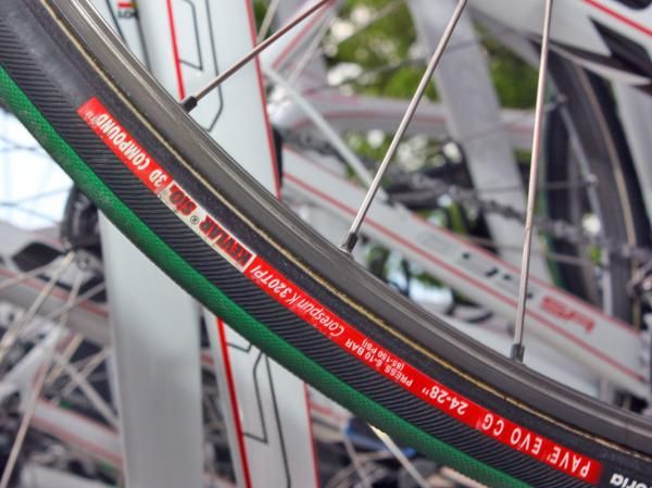 24mm-wide Vittoria Pave EVO-CG tires were a popular choice today.