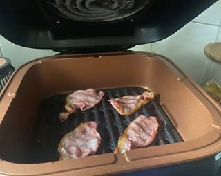 Russell Hobbs SatisFry cooking bacon