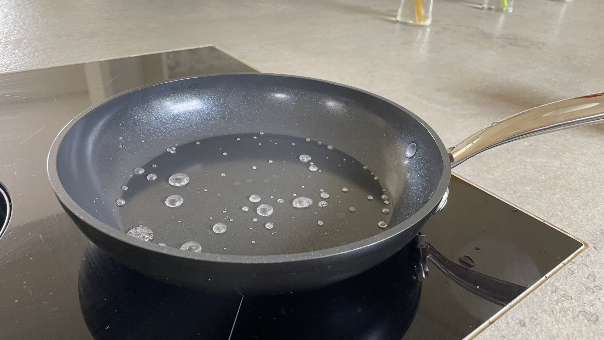 Boiling water in the GreenPan Barcelona Pro Frying Pan