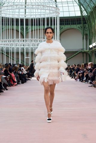 Ein Model spaziert bei der Chanel-Frühjahr/Sommer-Show 2025 im Grand Palais während der Paris Fashion Week.