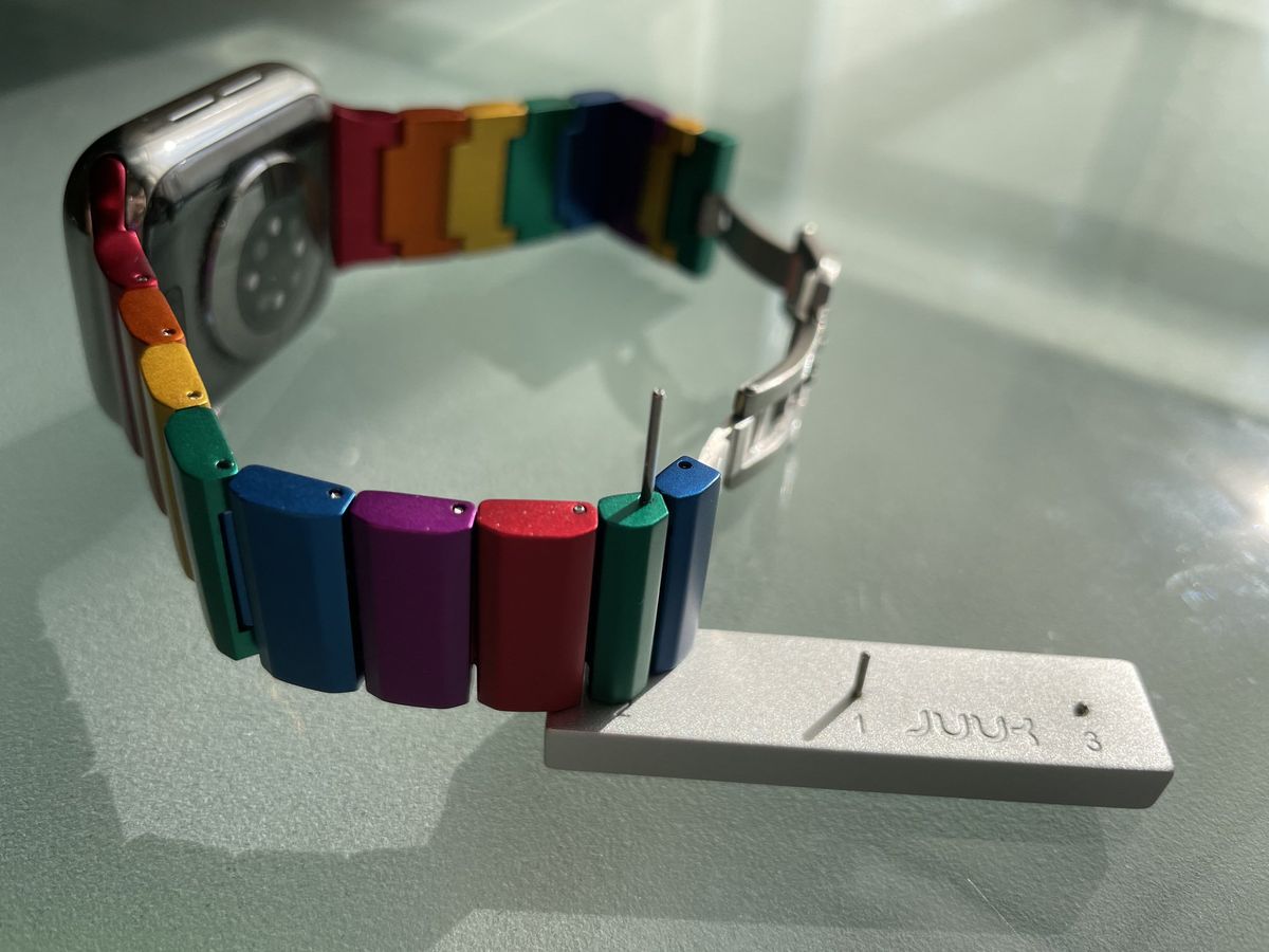 Juuk Ligero Apple Watch Band Lifestyle On Tool Edge