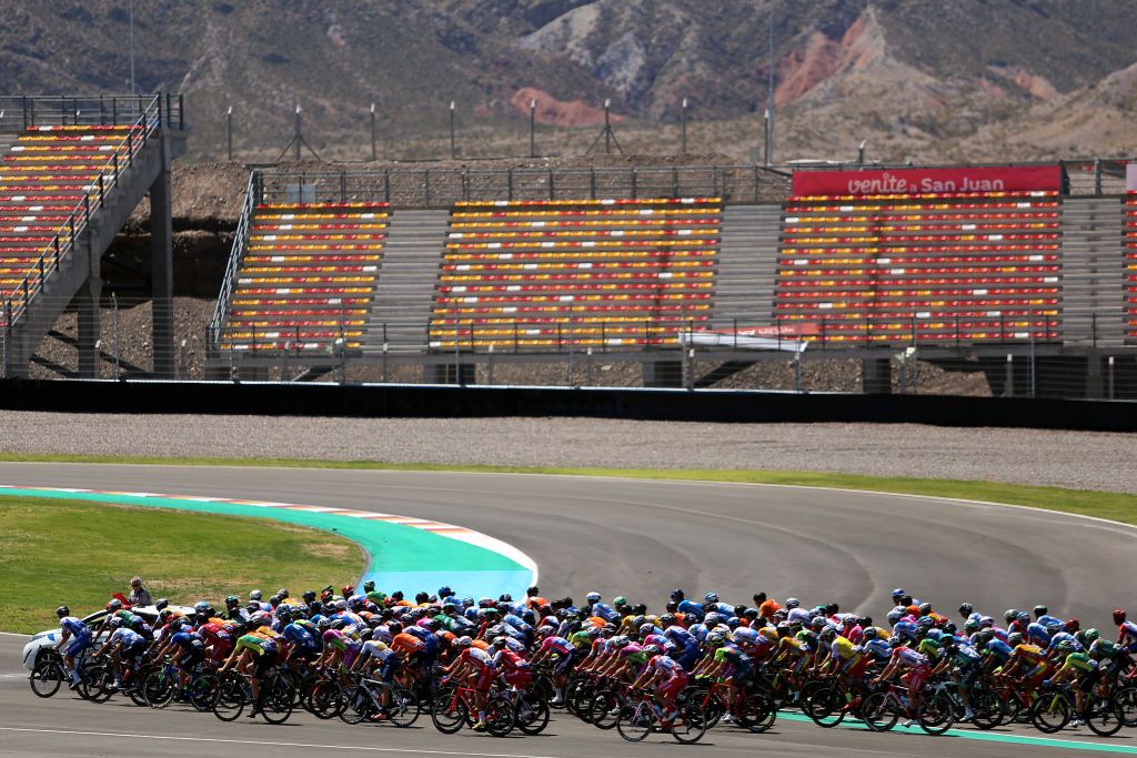 The peloton racing stage 6 at the Vuelta a San Juan on the Aut&oacute;dromo Villicum
