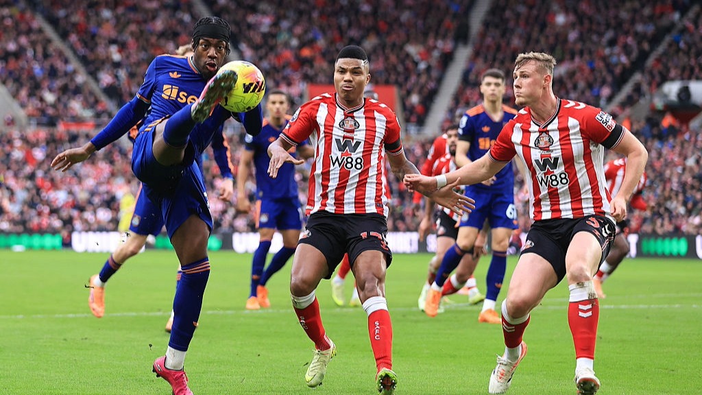 Anthony Elanga is surrounded by Sunderland players during a Premier League 2025/26 game.