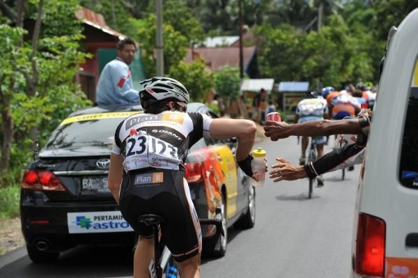Alexander Smyth (Plan B Racing Team Australia) takes on water supplies.