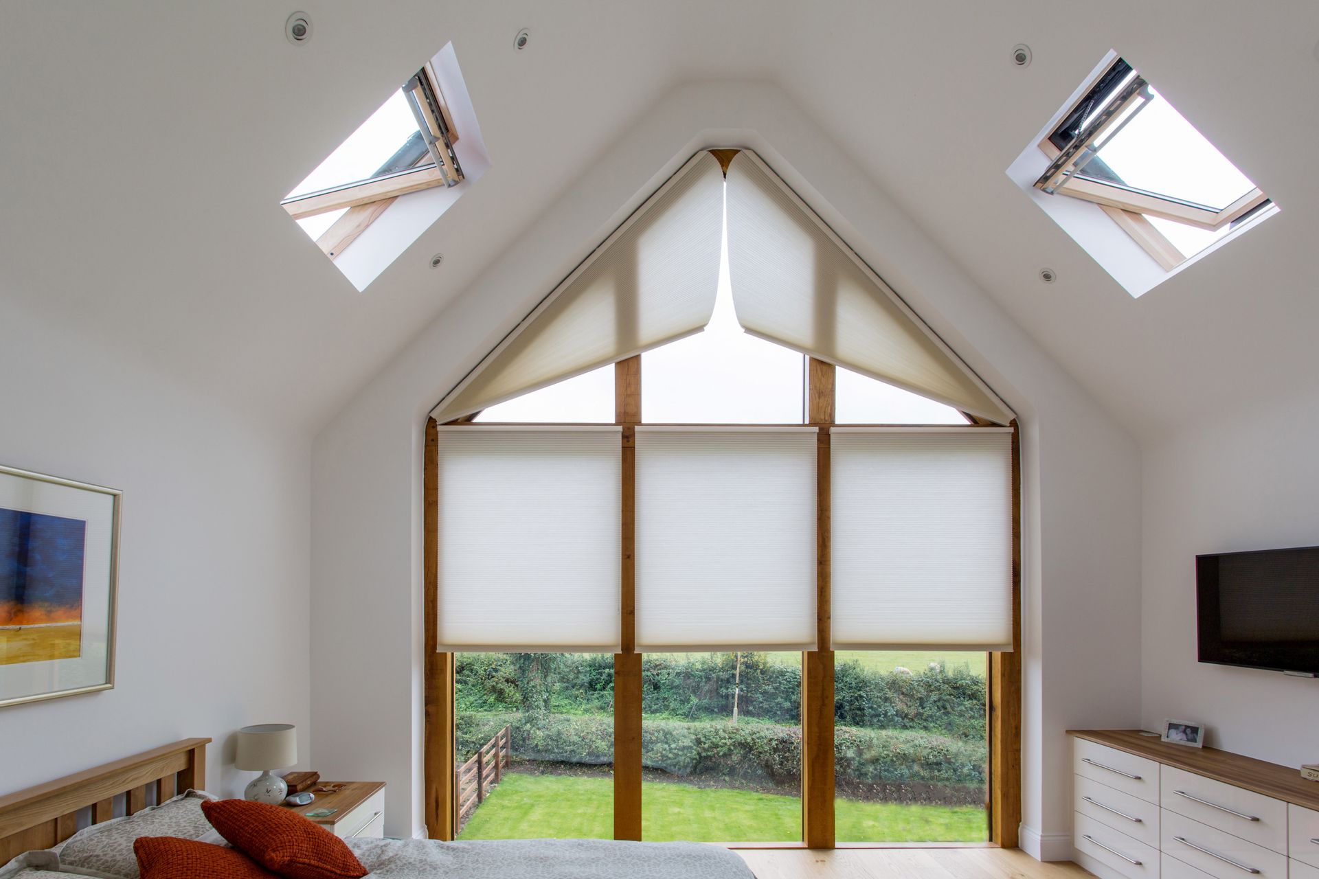 Рулонные шторы на скошенные окна фото