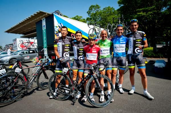 Team NIPPO with three leader jerseys