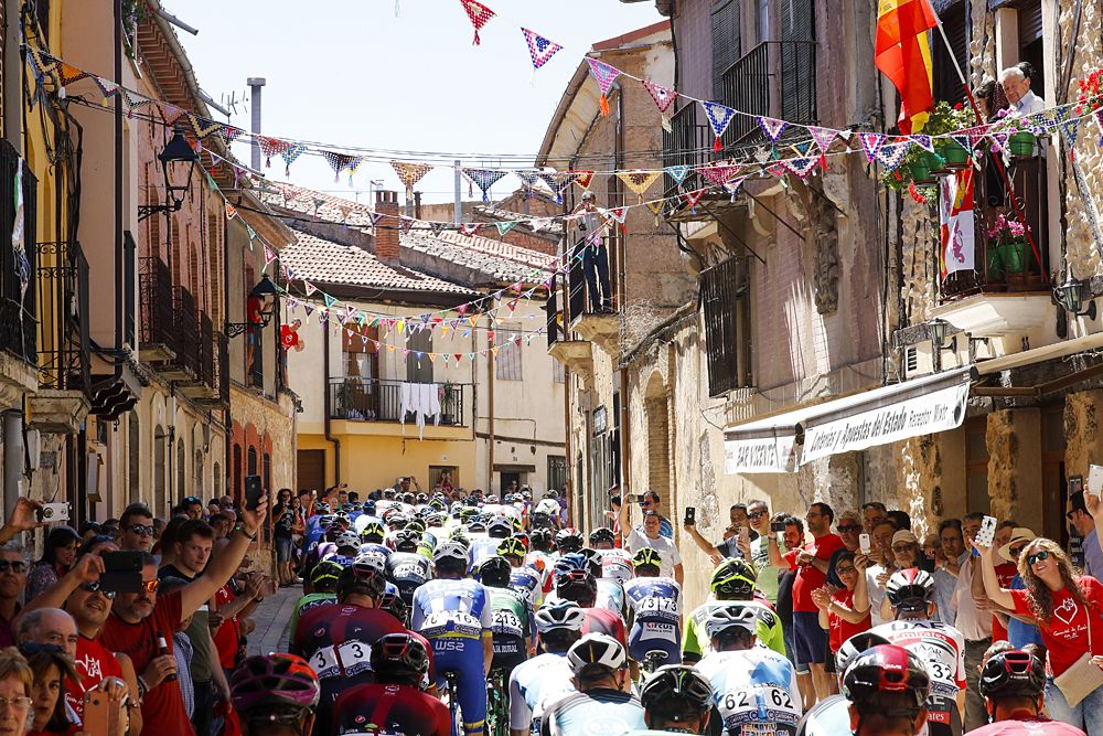 The peloton during stage 2 of the Vuelta a Burgos