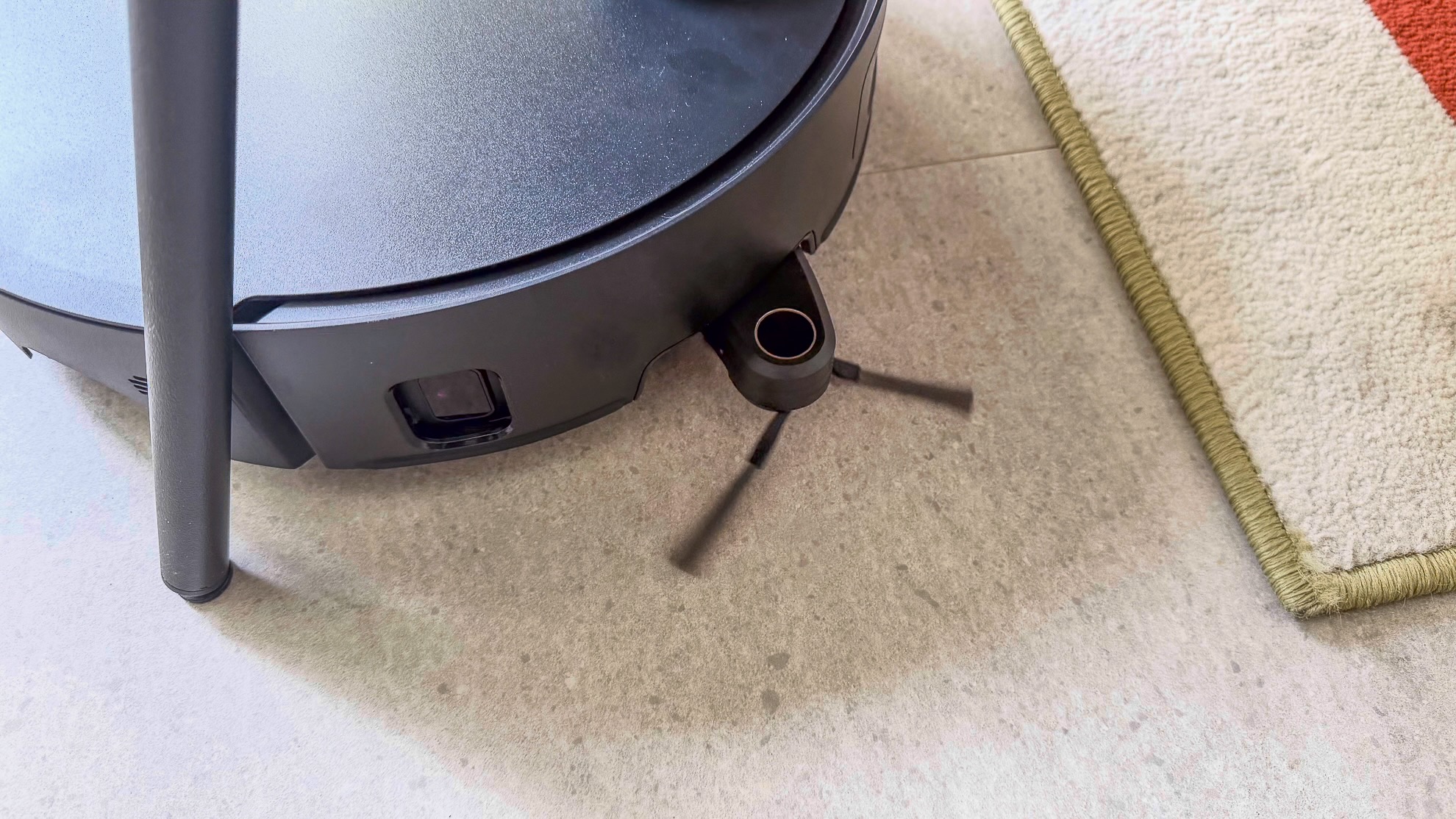 Dreame Aqua10 Ultra robot with side brush extended