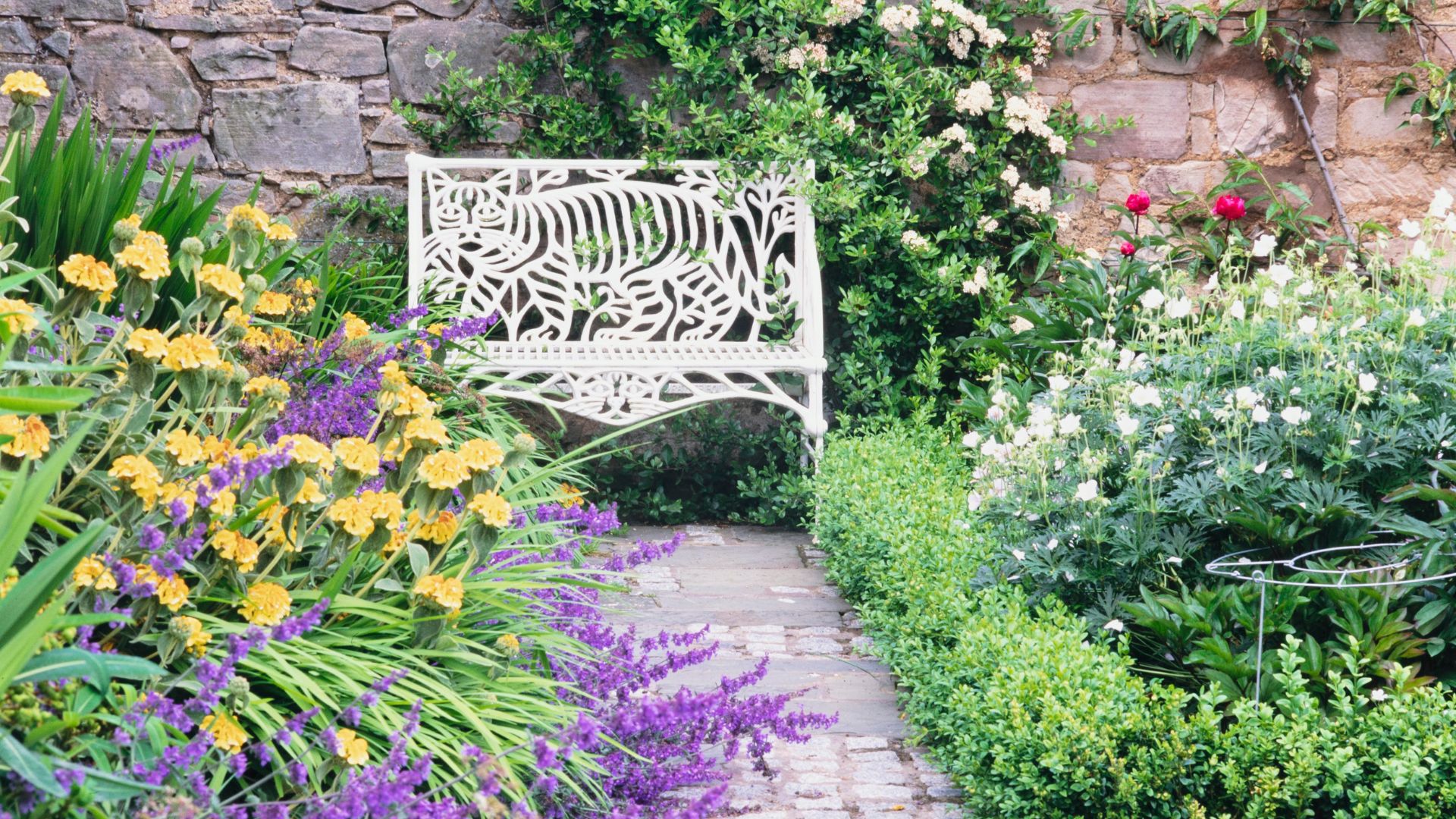 picture of garden with overlapping borders and flower beds