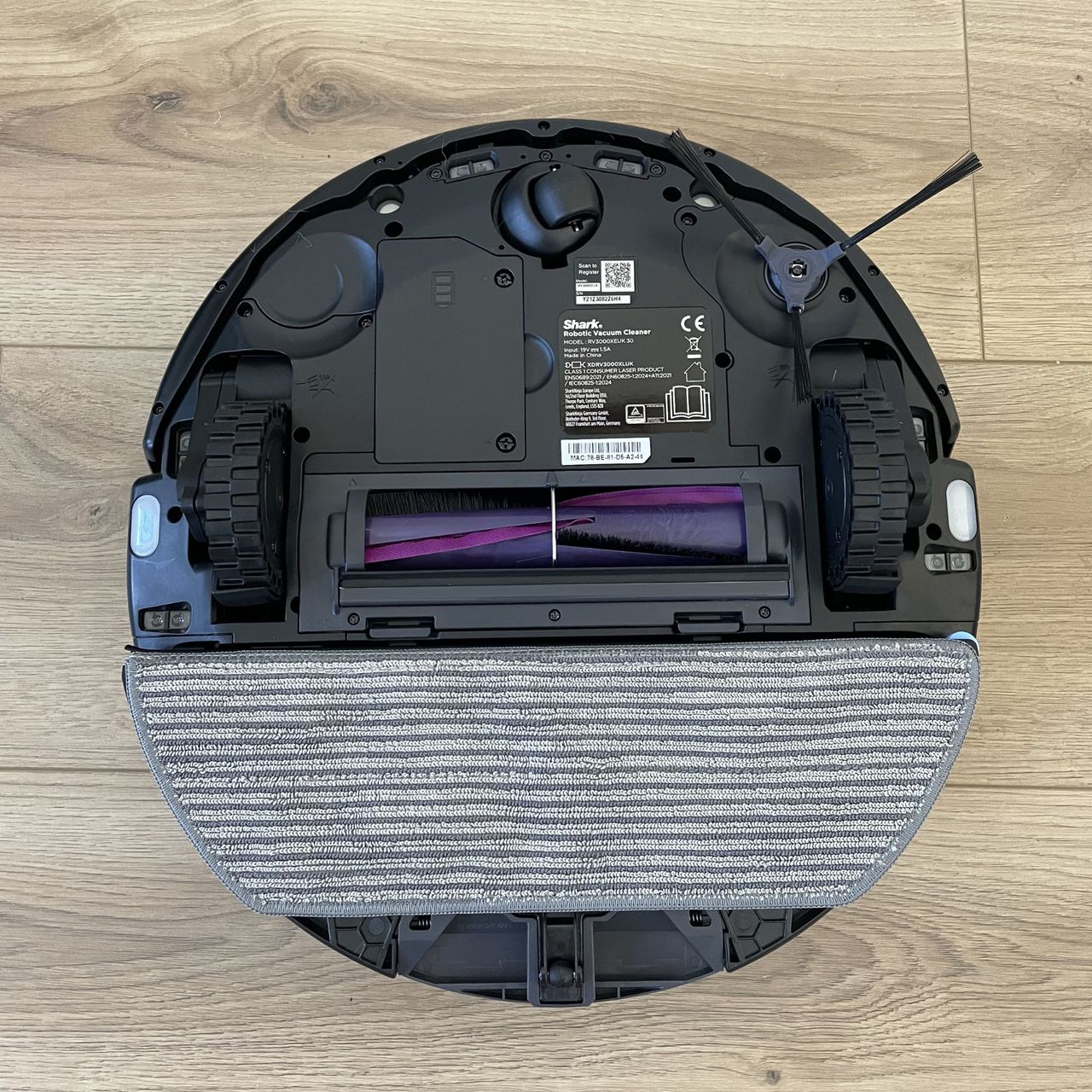 Underside of the Shark PowerDetect UV Reveal 2-in-1 Vac &amp; Mop Robot Vacuum RV3000XEUK