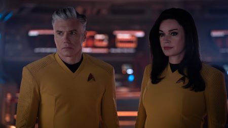 Anson Mount as Captain Christopher Pike and Rebecca Romijn as Una Chin-Riley / Number One in Star Trek: Strange New Worlds season 3.