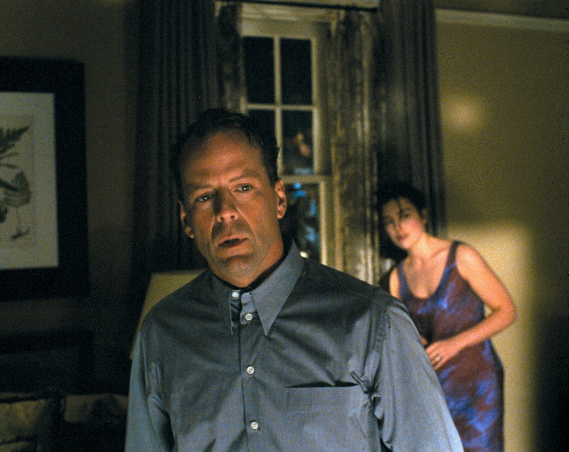 i-rewatched-the-sixth-sense-and-here-is-every-single-time-it-makes-zero-sense-that-bruce-willis-is-a-goddamn-ghost-2-1556648766-ITdU.jpg