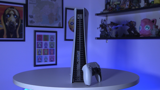 PS5 ja DualSense pimeässä huoneessa