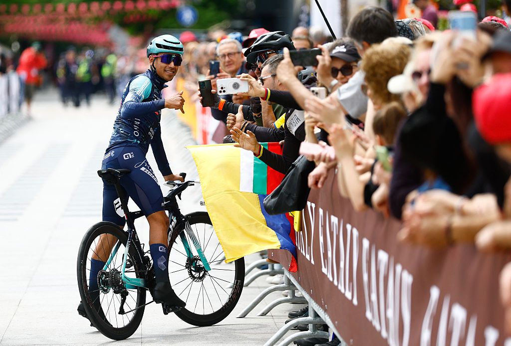 Santiago Buitrago out with concussion after Giro d’Italia stage 2 crash, fractures in lower back for Andrea Vendrame