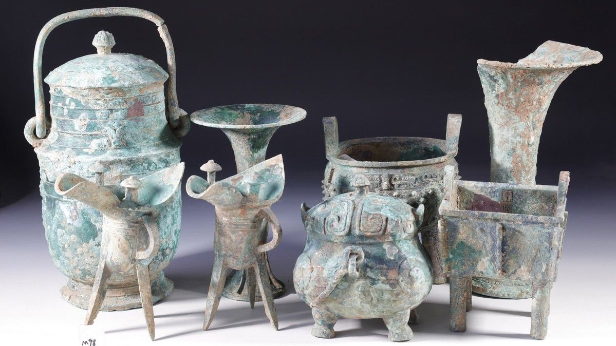 Many of the tombs contained bronze vessels inscribed with the Chinese character "Ce" (册) which is thought to be the name of the clan.