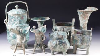 Many of the tombs contained bronze vessels inscribed with the Chinese character "Ce" (册) which is thought to be the name of the clan.