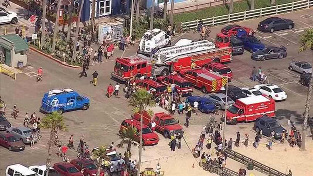 Lightning strikes L.A. beach, 1 killed, at least 9 injured