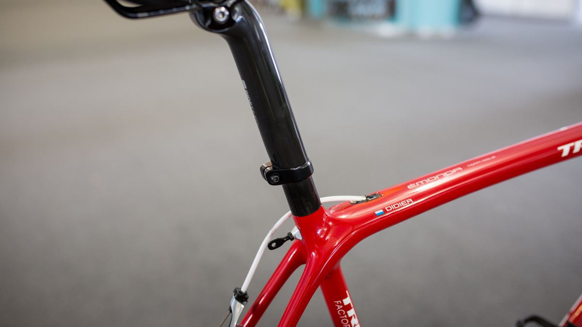 The seattube is integrated into the frame with the saddle attached to a seat mast clamp