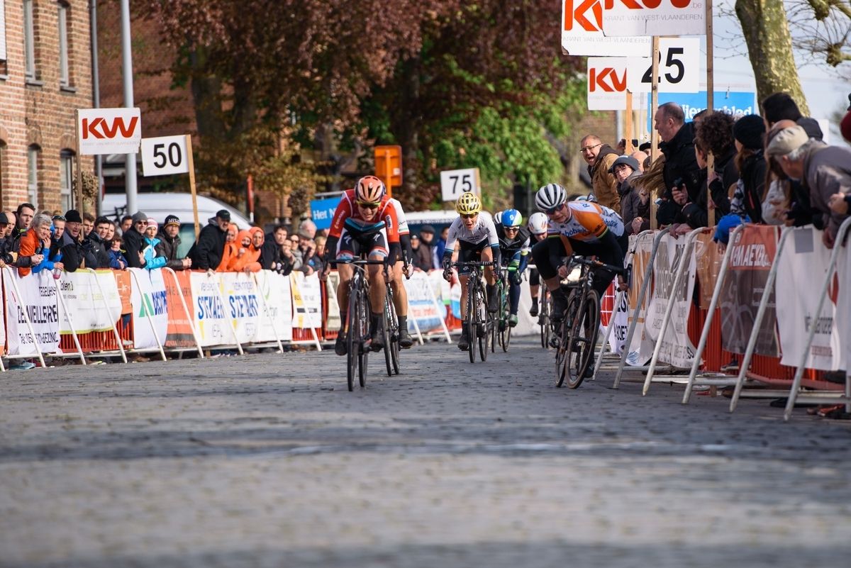 Marianne Vos tries to save it