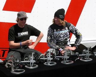 SRAM-sponsored athletes Steve Peat and Duncan Riffle go over the features on the new Vivid rear shock.