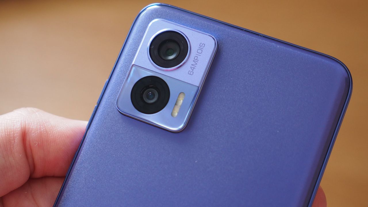 Moto Edge Neo in Peri Peri Pantone finish