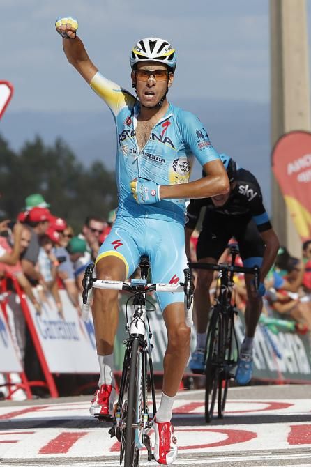 Fabio Aru (Astana) takes a two-up sprint ahead of Chris Froome (Team Sky)