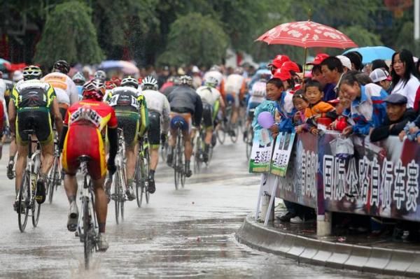 The crowd cheered the riders along all the way to the end.