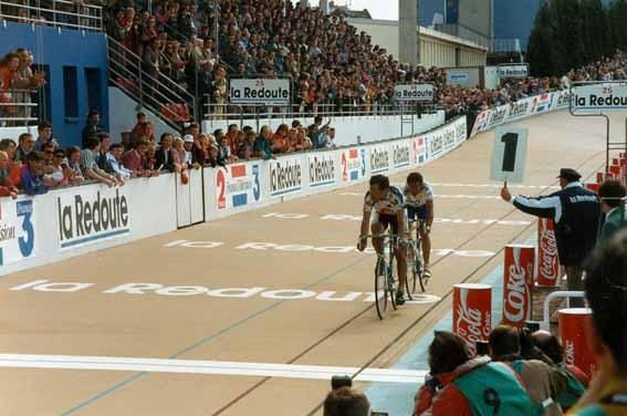 The canny Gilbert Duclos-Lassalle stuck to Franco Ballerini's wheel on the final lap of the Roubaix velodrome in 1993.