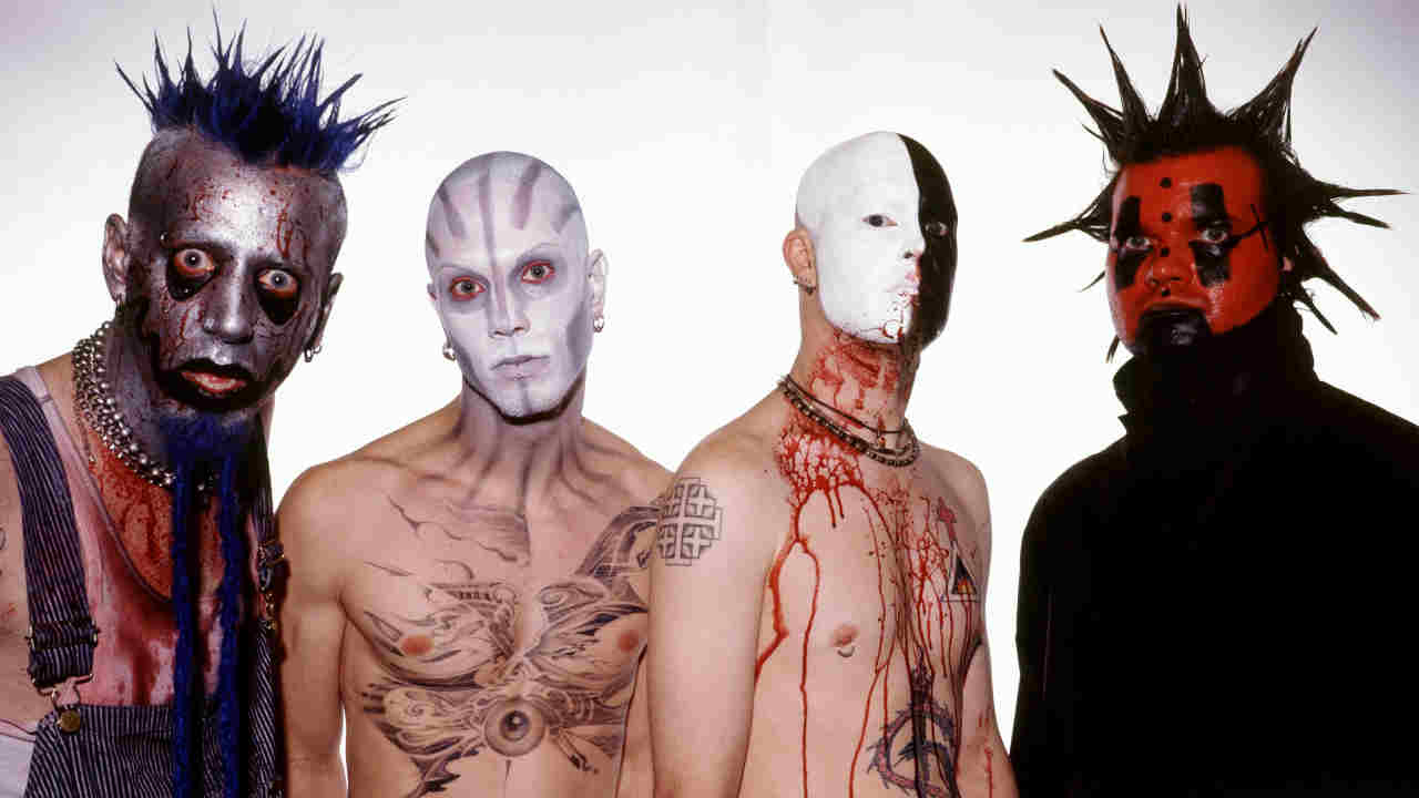 Mudvayne posing for a photograph in 2000