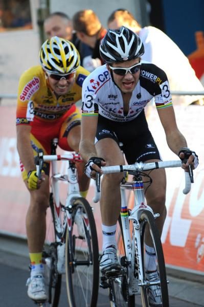Niels Albert (BKCP-Powerplus) chases with Vanthourenhout.