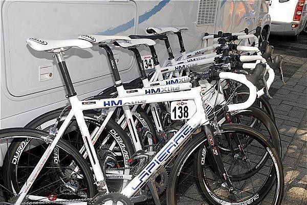 The Fran&ccedil;aise des Jeux bikes lined up and ready to roll.