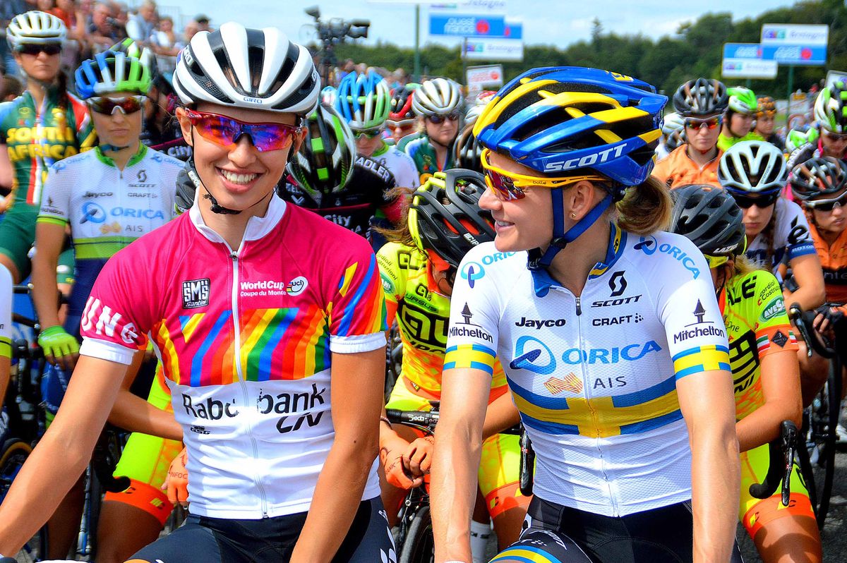 Best young rider Katarzyna Nieuwiadoma (Rabo-Liv) and Emma Johansson (Orica) at the start