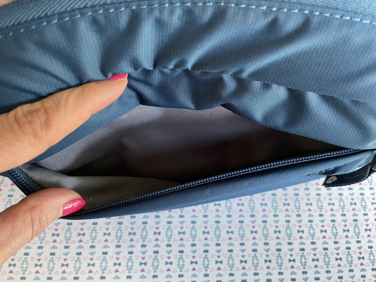 Incase Hipsack With Bionic Lifestyle Exterior Pocket Open