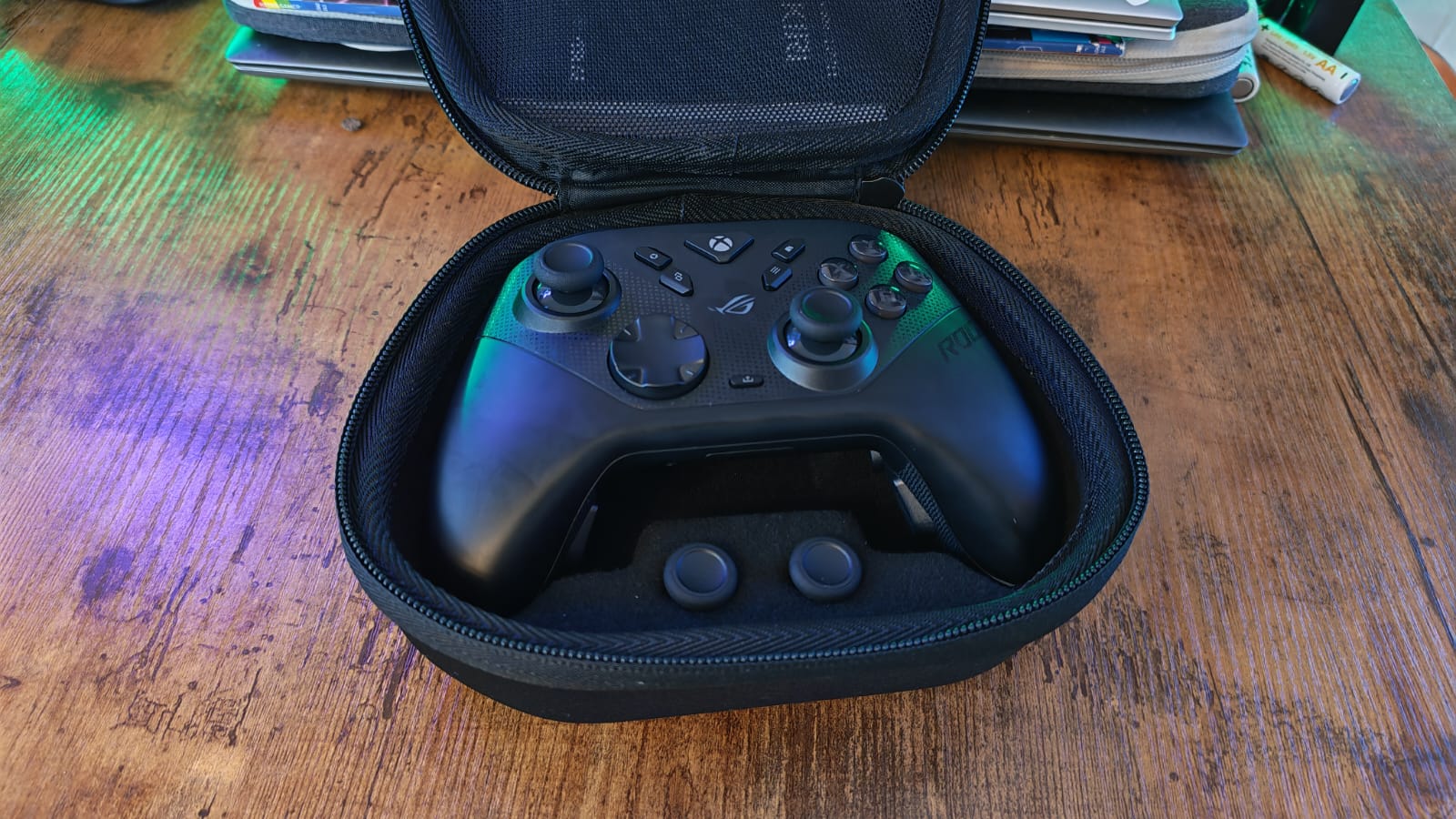 The Asus ROG Raikiri 2 in its case