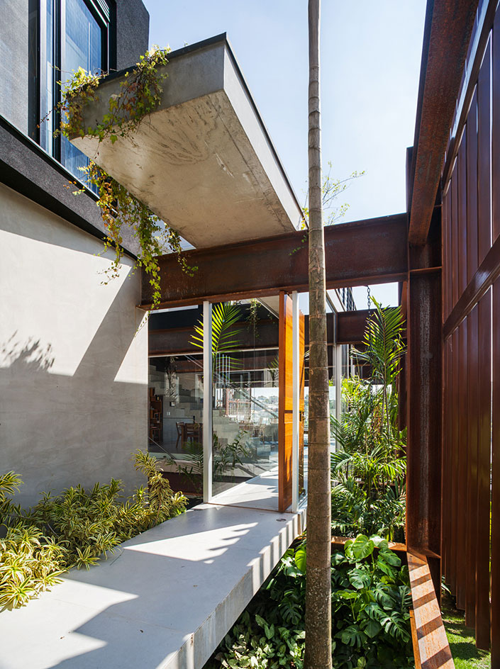 Casa Mirante: Brazilian firm FGMF designs a stylishly functional family home