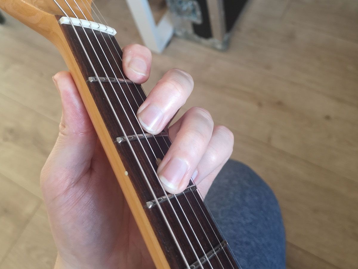 How to play the F chord on guitar