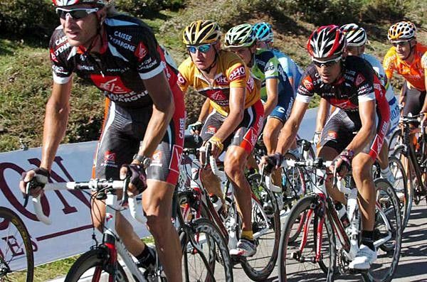 Golden jersey Efimkin is protected by his Caisse d'Epargne team-mates