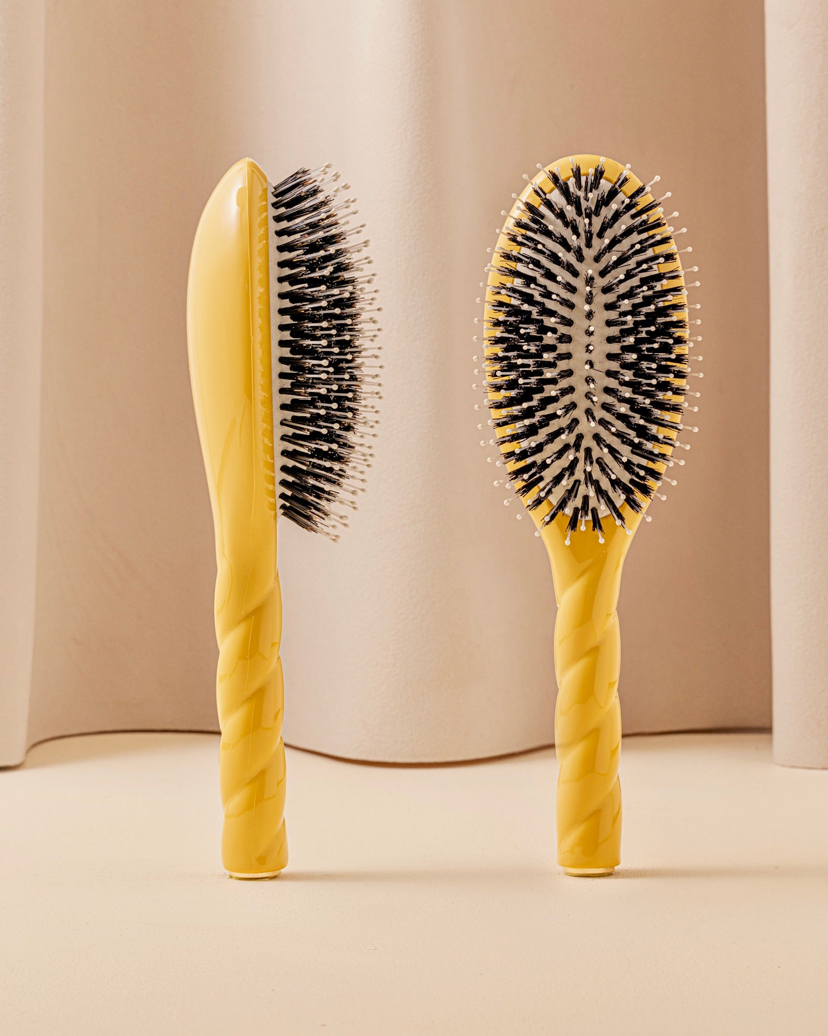 N.03 the Gentle Scalp Care Hair Brush the Essential Softness Saffron Yellow