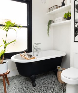 Small-bathroom-ideas-small bathtub in monochrome scheme