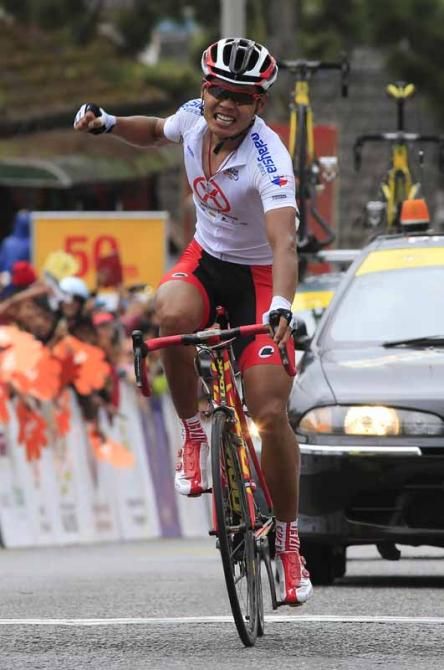 Meiyin Wang (Hengxiang Cycling Team) enjoys every moment of his win