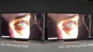 Samsung S95C en Samsung S95D naast elkaar met goed zichtbare reflecties op de S95C en minder reflecties op de S95D